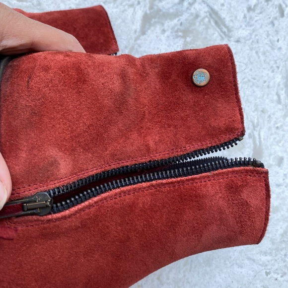 Leather grotesque boots - Picture 8 of 10